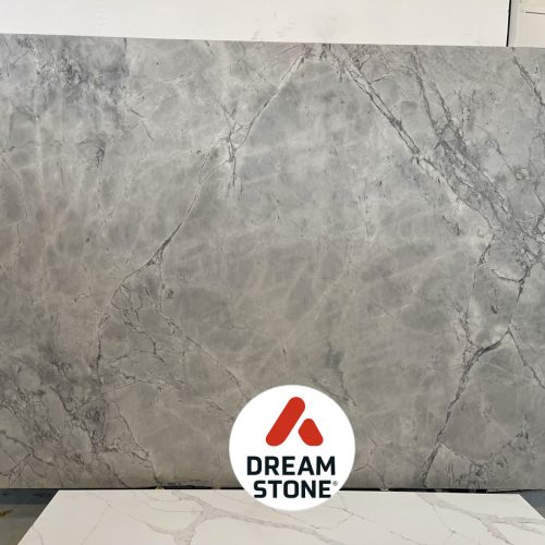 27. kwarcyt Calacatta Super White 303x200x2cm satyna